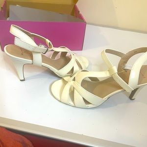 All white open toe women’s shoe with heel 9W